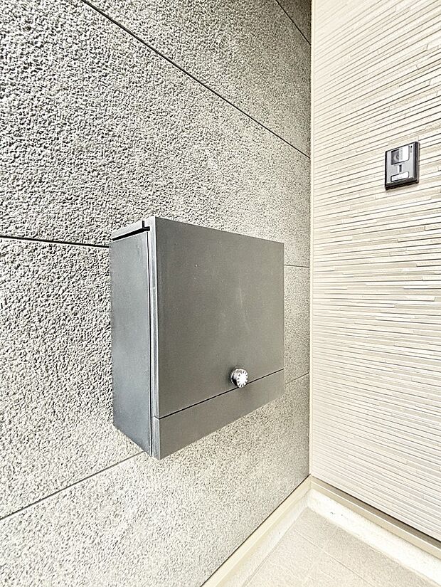 【その他現地】シンプルデザインのポスト。