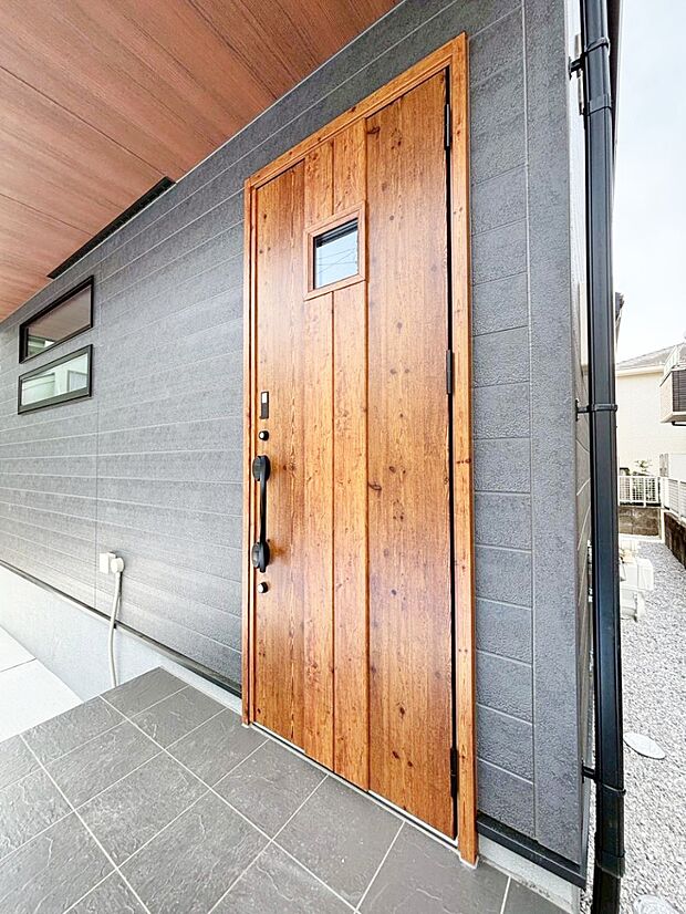 【玄関】住まいの顔を演出する、玄関ドア。