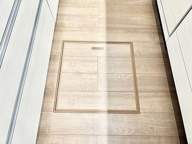 【その他設備(床下収納)】床下収納付き!日用品・非常用品の収納にも大活躍。