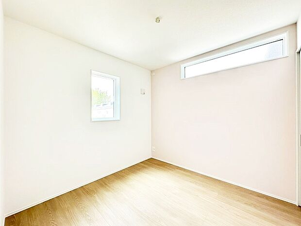 【子供部屋】窓からのやさしい光が心地よいプライベートルーム