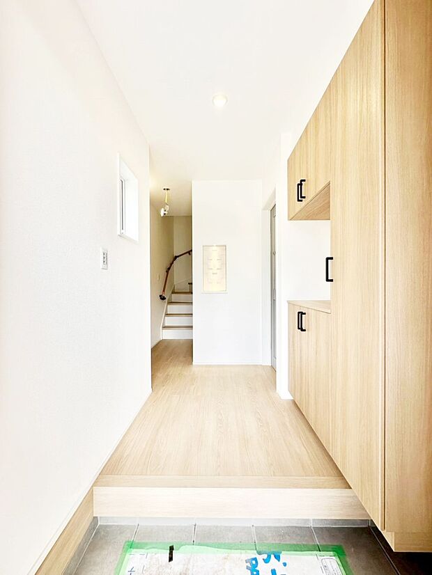 【玄関】家族の帰宅やお客様をあたたかく迎える玄関