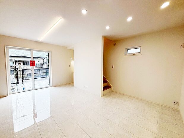 【リビングダイニング】大きな窓からたっぷりの陽光と風を感じられるリビング