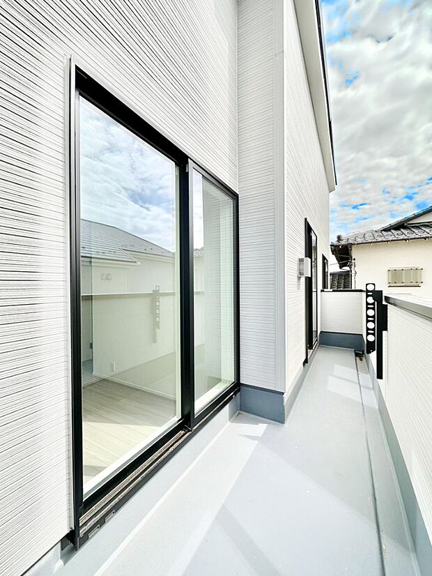 【バルコニー】２部屋にまたがる広いバルコニー。晴れた日には洗濯物も気持ちよく干せそうですね。