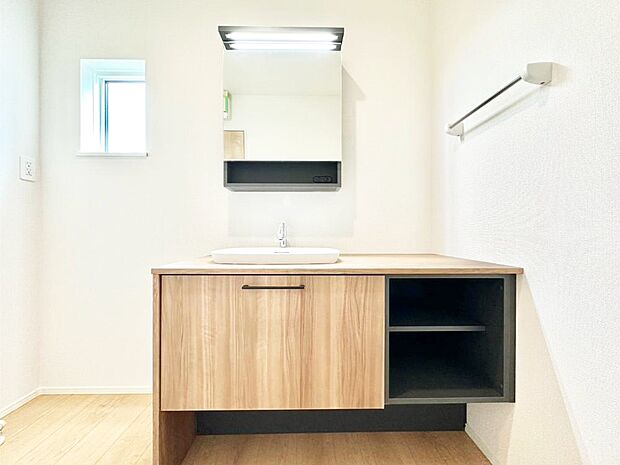 【洗面台・洗面所】大きく見やすい三面鏡で清潔感ある洗面台は、身だしなみチェックにおすすめです。