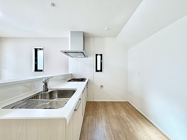 【ダイニングキッチン】爽やかな風が通り抜けるキッチン。窓があるので明るく換気にも役立ちます。