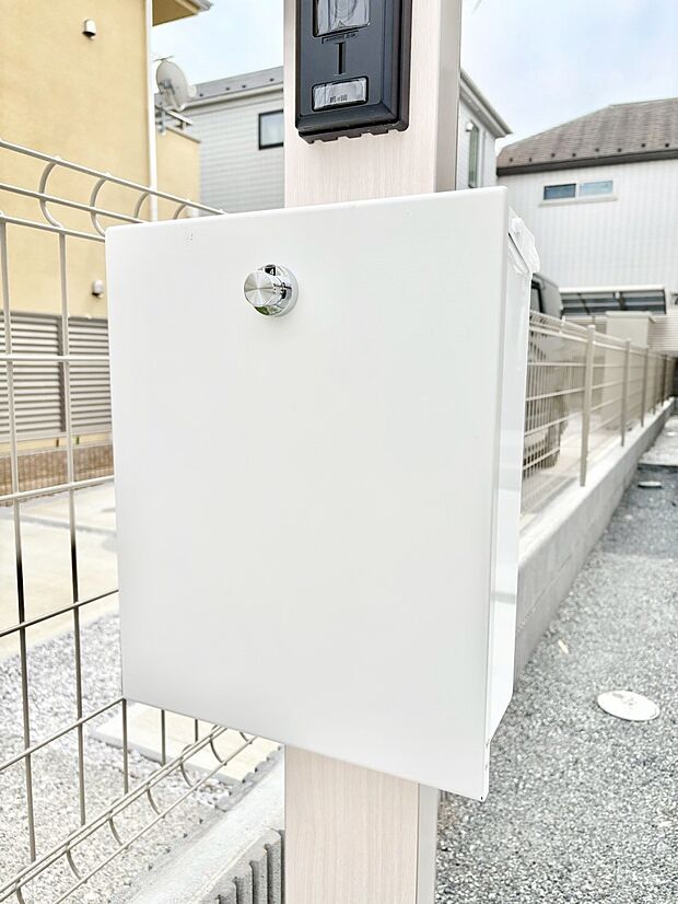 【その他現地】シンプルデザインのポスト。
