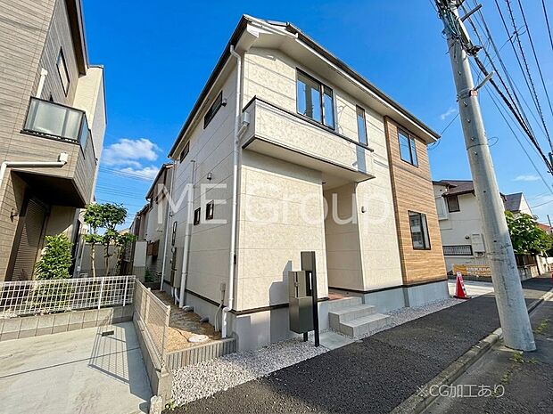 【現地外観写真】シンプルで落ち着きのある建物は住むかたの個性でオリジナルなものになっていきます。 