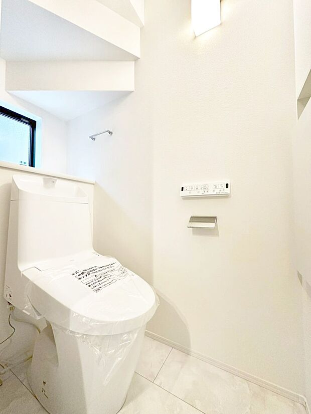 【トイレ】清潔感のある白を基調とした落ち着ける空間