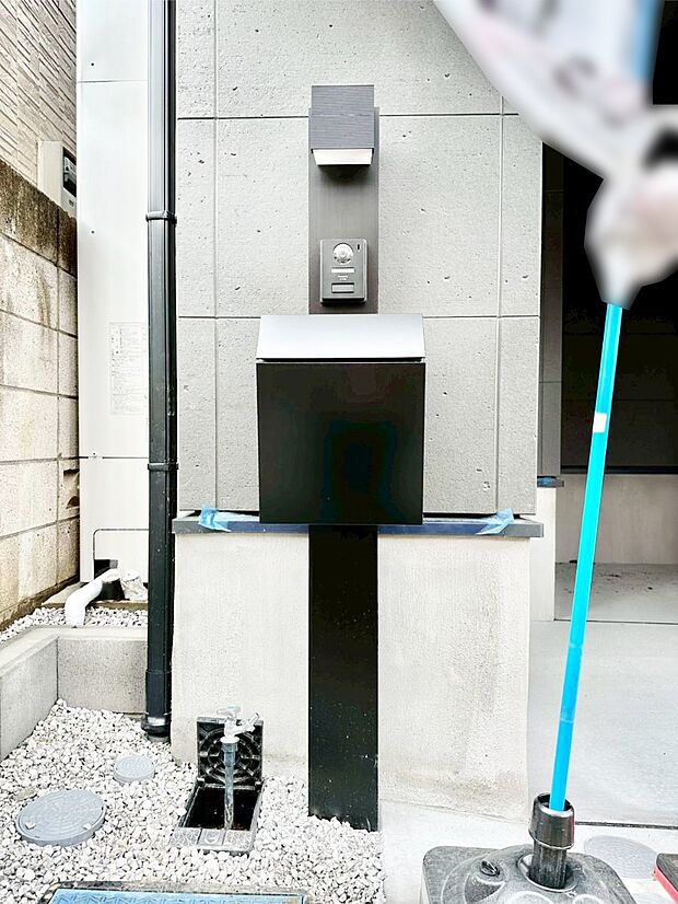 【その他現地】シンプルデザインのポスト。