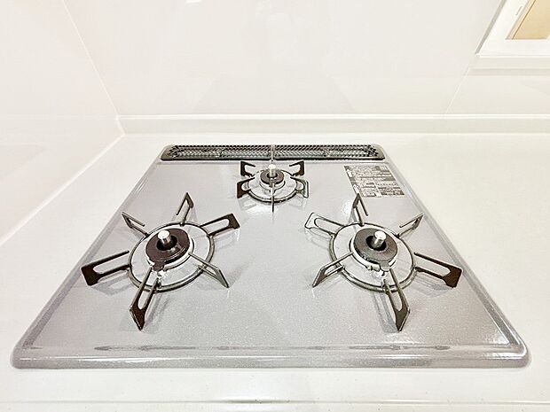 【その他設備(三ツ口コンロ)】三口ガスコンロでお料理が一気にはかどりそう。