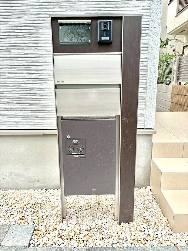 【その他現地】シンプルデザインのポスト。