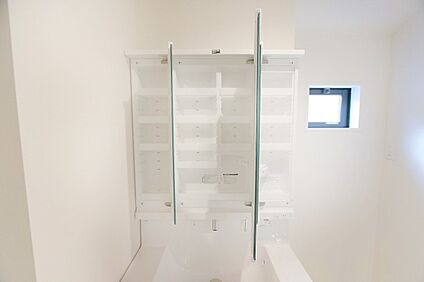 その他設備(三面鏡裏収納)