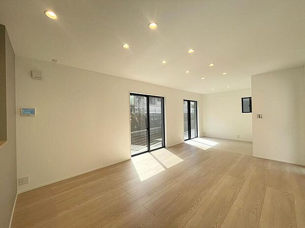 【1号地 LDK】
隣接する畳コーナーと合わせて、約19.4帖のゆとりある空間に。南側に位置する大きな窓から光が差し込みます。