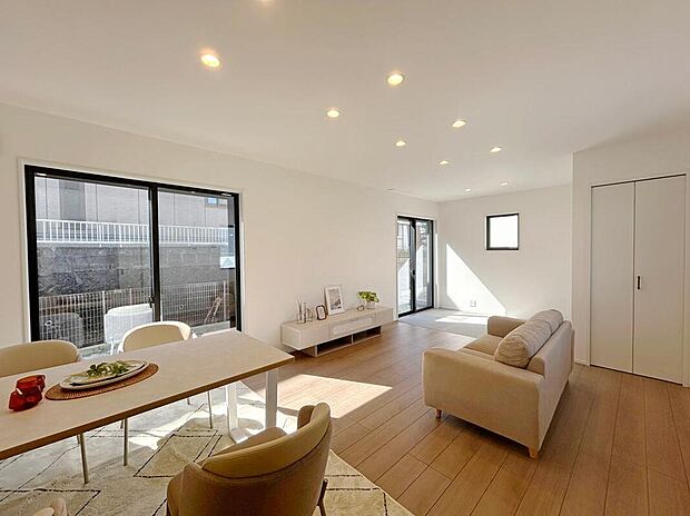 【LDK/2号地】
南向きの窓からあたたかな陽光が注ぐ、約15.7帖のLDKです。照明はダウンライトを採用し、すっきりとした印象に◎リビングや隣接する畳コーナーに収納スペースが設けられています。