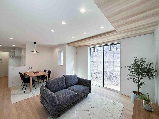 【LDK/約15.3帖】
リビングの天井には折下げ天井が採用されています。異なる素材を組み合わせることで、空間にメリハリとデザイン性が生まれます。※2026年2月撮影