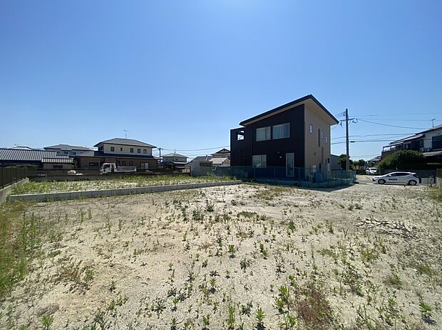 【現地土地写真】
旗竿地のため、前面道路からゆとりあるアプローチをご検討いただけます。敷地の奥に建物を配置しやすく、落ち着いた住環境づくりが可能です。/2025年10月撮影