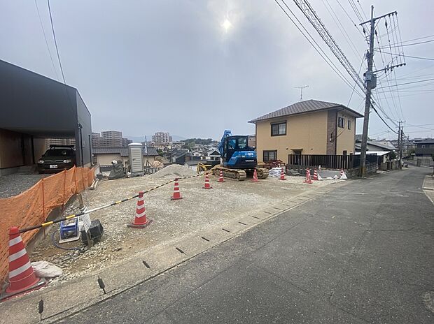 【前面道路含む現地写真】
前面道路は北側幅員約3.9m。南側傾斜の立地ですので、陽光が豊かに差し込みます。奥行のある土地につき、プライバシーに配慮した住まいも実現可能です◎/2026年4月撮影