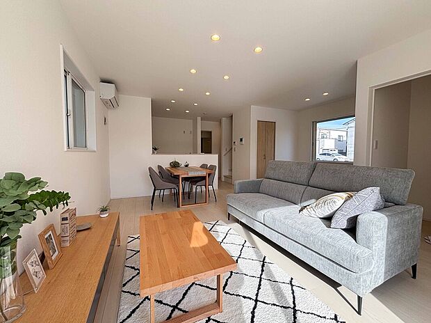 【5号地　LDK】対面キッチンなのでリビングにいるお子様を見ながら、家族とコミュニケーションをとりながら家事ができます！