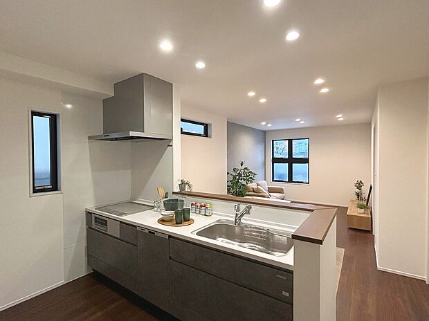 【2号棟キッチン】タカラスタンダード製のキッチンを採用。ホーロー素材をふんだんに使用したキッチンはお手入れが楽になること間違いなしです。