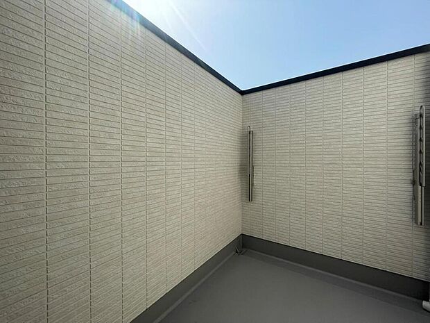 【【バルコニー/1号地】】WICが備わった約6.0帖の洋室から出入りができます。物干し金物を設置しており、洗濯物を干すときに便利。家事や勉強の合間に外の空気にふれ、リフレッシュできそうです。