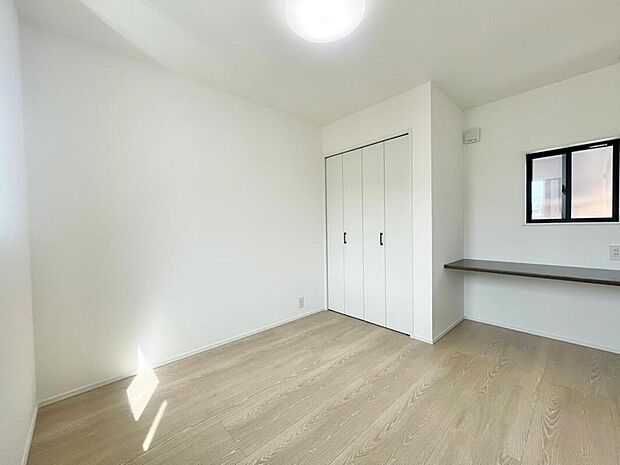 【【洋室(約5.2帖)/1号地】】約5.2帖の洋室にはクローゼットとカウンターが設置されています。シンプルな内装のため、様々な家具と調和し、お好みのお部屋作りが楽しめます。