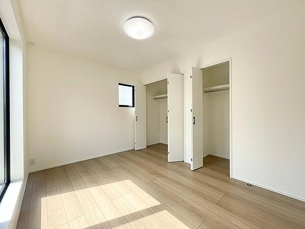 【【洋室(約6.0帖)/2号地】】2面採光が叶った明るい洋室。バルコニーに面し、掃き出し窓から出入り可能。2ヶ所のクローゼットが備わり、季節ごとや使用頻度ごとに使い分けることができます。