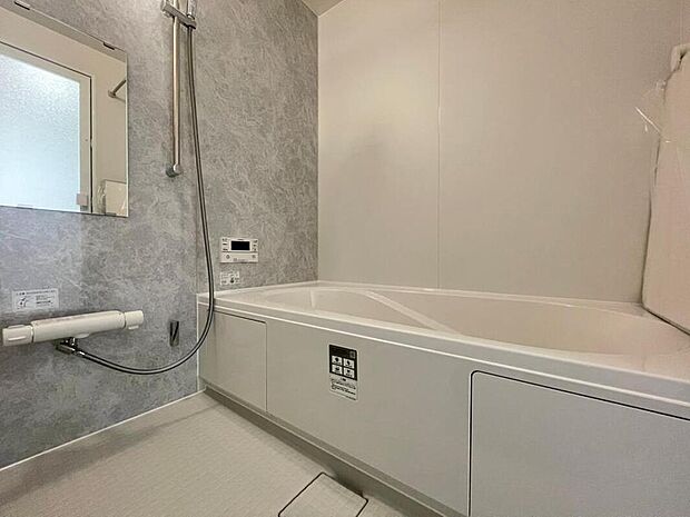 【【浴室/3号地】】1日の疲れを癒してくれるゆったりとした浴室。シャワーはスライド式のため、お好みの高さに調節してお使いいただけます。