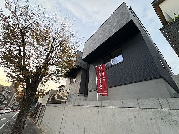 【2号地 LDK 】外観 裏側道路から。高低差があるため、外からの視線がきになりません