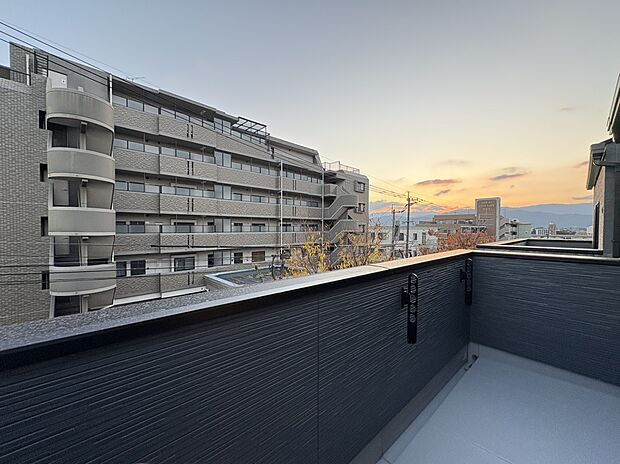 【バルコニー】2階リビングの南側バルコニー 眺望良好です