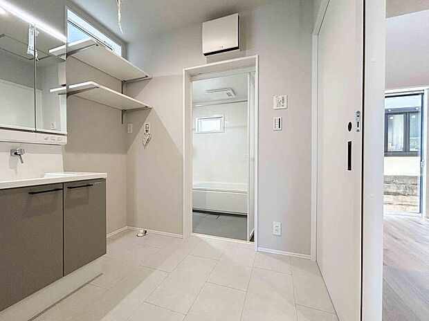 【【洗面脱衣室】】LDKに隣接している洗面脱衣室は、玄関ホールからも直接アクセス可能です。帰宅後すぐに手を洗うことができます。/2025年5月撮影