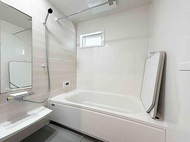 【【浴室】】小窓を開けて自然換気が可能、カビ予防にも役立ちます。カウンターが設置されていますので、シャンプーなどを置くことができます。/2025年5月撮影