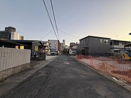 【前面道路含む現地写真】