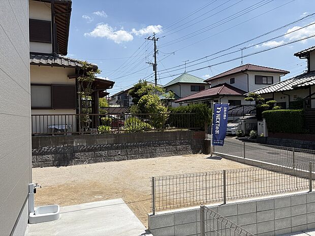 【【現地外観写真】】周辺は穏やかな住宅街。コンビニや小学校が徒歩12分圏内に揃い、のびのびと子育てをしたいファミリーにもおすすめの住環境です。