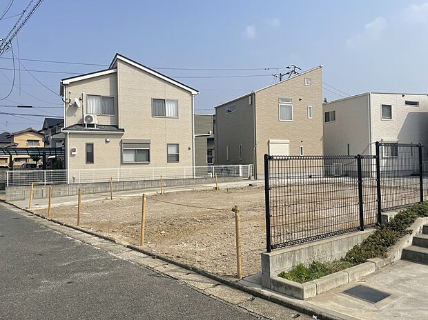 【【前面道路含む現地写真】】接道間口は約11.63m。開放感があり、日当たり良好です。現況更地につき、実際の日当たり状況や隣家との間隔を確かめやすそうです。/現地(2026年3月)撮影