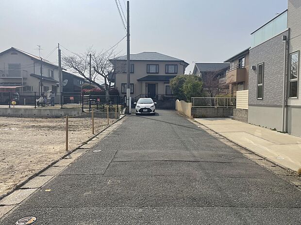 【【前面道路含む現地写真】】保育園、小学校まで徒歩7分、中学校まで徒歩11分と毎日の通園・通学がしやすい住環境。子育て世帯にもおすすめです。/現地(2026年3月)撮影