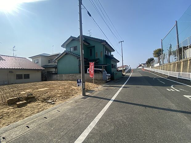 【【前面道路含む現地写真】】最寄り駅であるJR鹿児島線「古賀」駅からは、北は「門司港」駅、南は「鹿児島」駅までのアクセスが可能!お車ではもちろん、電車でのお出かけの幅も広がる立地です。/2026年3月撮影