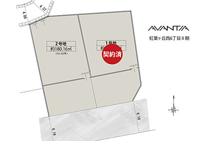 2台並列駐車が可能なカースペースが確保されています(車種による)。前面道路の幅員は約6.2mとゆとりがあり、見通しが良くスムーズに車の出し入れが可能です。 