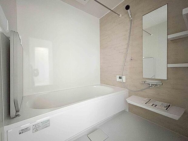 【【浴室】】浴室乾燥機が付いた浴室。天気や時間を気にせず洗濯物を乾かすことができます。キレイが続く、「ホーロークリーン浴室パネル」が採用されています。浴槽は1616サイズでゆったり。/2025年4月撮影