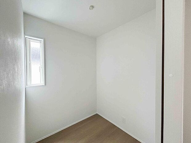 【【納戸】】2階廊下部分に納戸が設置されています。かさばるお客様用の布団や季節家電・イベント用品などをしまっておく場所として重宝しそうです。/2025年4月撮影