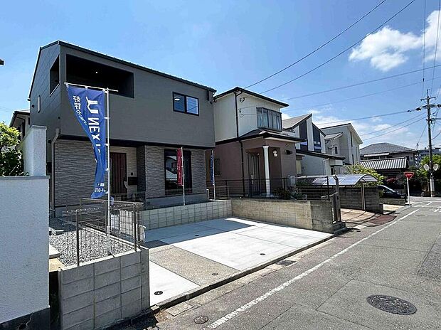 【【前面道路含む現地写真】】前面道路の幅員は約6.2mあり、入出庫の際も見通しがよくスムーズに行えます。段差が少なく、ベビーカーや子供乗せ自転車での移動もしやすいです。/2025年4月撮影