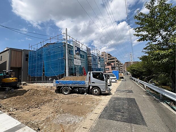 【【前面道路含む現地写真】】樋井川沿いの、自然を身近に感じられるロケーション。前面道路との間に大きな段差がなく、お車での出入庫がしやすいです。詳細は、お気軽にお問い合わせください。/2026年9月撮影