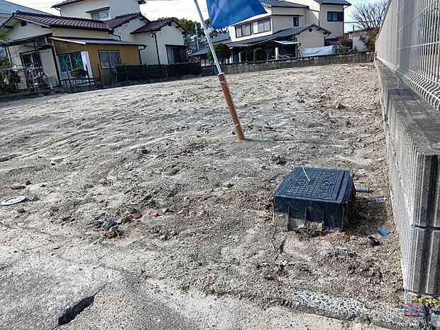 【【現地写真】】コンビニまで徒歩2分、スーパーまで徒歩9分。保育園や小学校も徒歩8分圏内にあり、子育て世帯にもおすすめの住環境です。