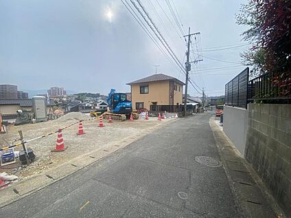 【前面道路含む現地写真】