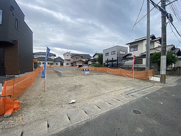 【【現地土地写真】】【現地土地写真】
生活利便性と落ち着いた環境を兼ね備えたロケーションで、理想のマイホームを建築可能。交通アクセスも良好です。/現地（2026年3月）撮影