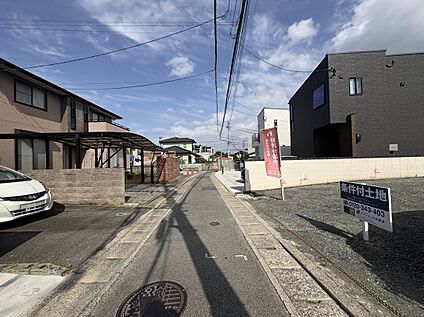 【前面道路を含む現地写真】