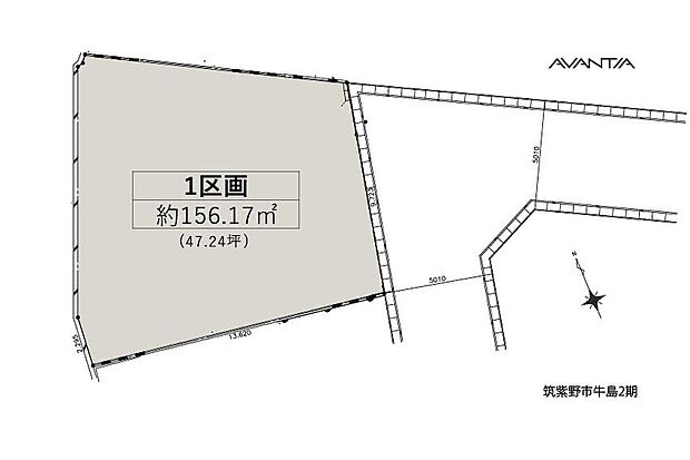 【-】東側が、幅員約5mの道路に面しています。住まいと前面道路との間に高低差があり、車や人の往来が気になりにくいです。プライベートな時間を、ゆっくりとお過ごしいただけます。