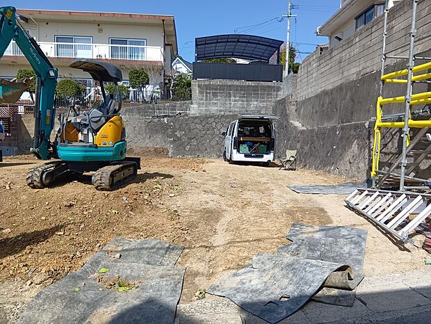 【【現地土地写真】】第一種低層住居専用地域内に位置し、周辺は住宅が建ち並ぶ落ち着いた住環境です。子育て世帯にもおすすめです。/現地(2026年02月)撮影