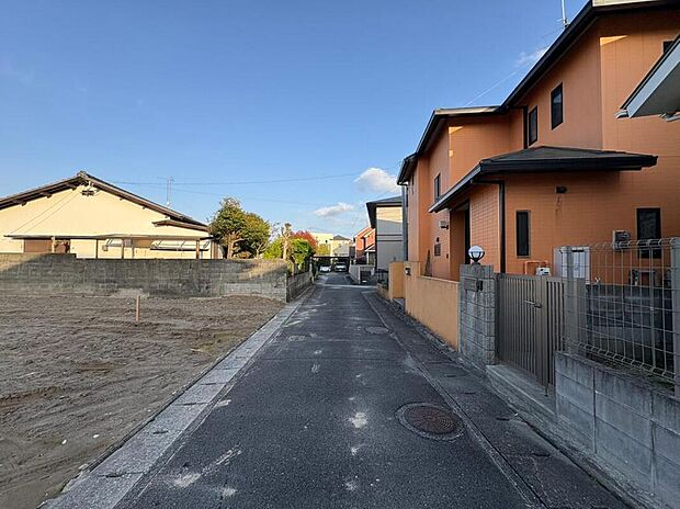 【【前面道路含む現地写真】】陽当たりや風通しなど、快適な住環境が守られた第一種低層住居専用地域に位置します。/現地（2026年4月）撮影