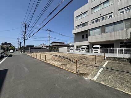 【前面道路を含む現地写真(南西側)】