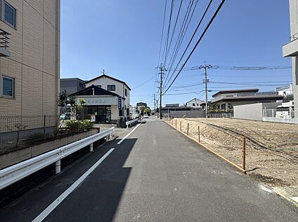 【前面道路を含む現地写真(南西側)】